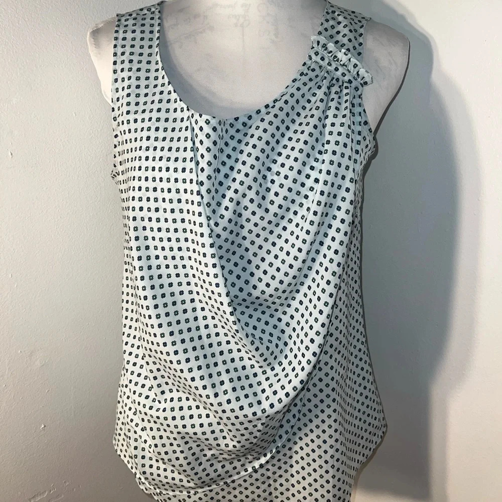 Loft ladies size small‎ sleeveless fabric top darting front and back.